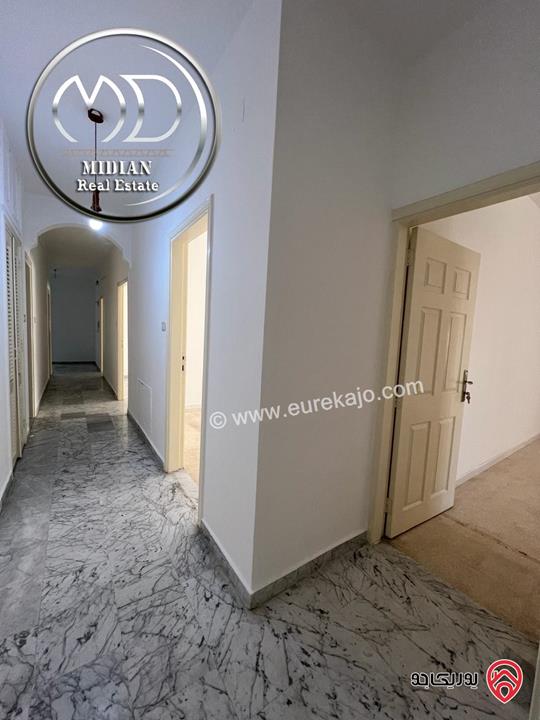 شقة مساحة 170م طابق ثالث للبيع في عمان - ام اذينة تصلح للاستثمار بسعر مميز جداً