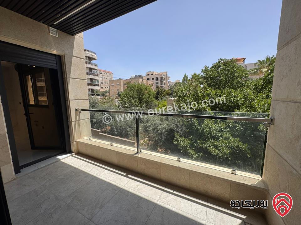 شقة للبيع في عمان - مرج الحمام / طريق المطار طابق ارضي مساحة البناء 230م ومساحة الترس 30