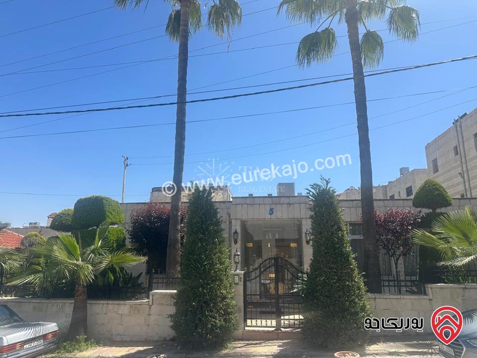 أرض سكنية مساحة 840م عليها منزل 217م للبيع في عمان - الجندويل