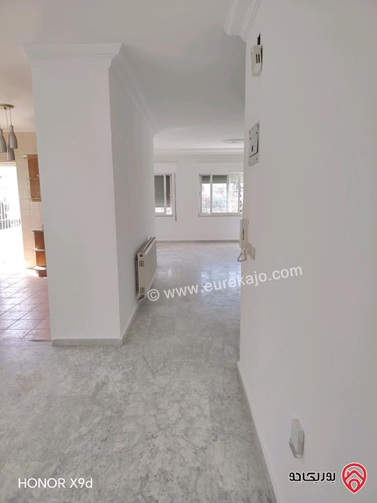 شقة طابق ثالث مساحة 165م للإبحار في عمان - ام السماق بالقرب من مكة مول 