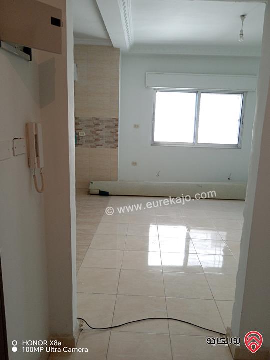 شقة مساحة 122م طابق أول بناء 2014 للبيع في عمان - الجاردنز وقريبة على شارع الجامعة 