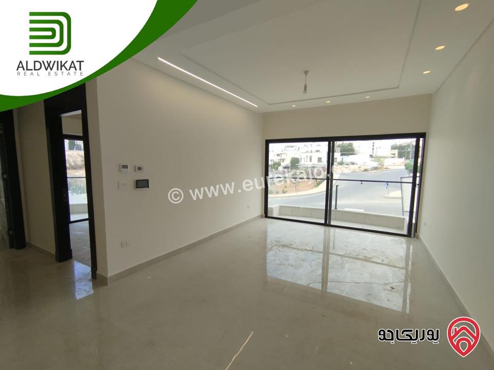 شقة للبيع في عمان - دابوق طابق ارضي مساحة البناء 190م ومساحة الترس 50م
