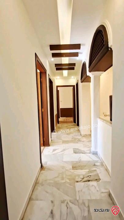 شقة فاخرة ارضية مساحة 155م داخلي و 150م خارجي للبيع في عمان - خلدا 