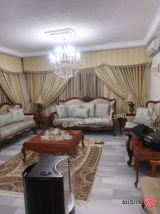 شقة طابق ثالث مع روف مساحة 300م للبيع في عمان - ضاحية الرشيد  