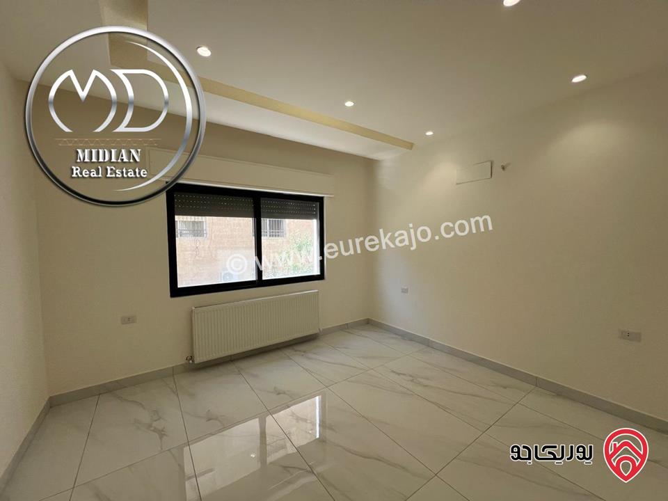 شقة ارضية جديدة للبيع في عمان - ضاحية الرشيد مساحة 185م مع ترس 40م تشطيبات ديكورات سوبر ديلوكس بسعر مميز جداً