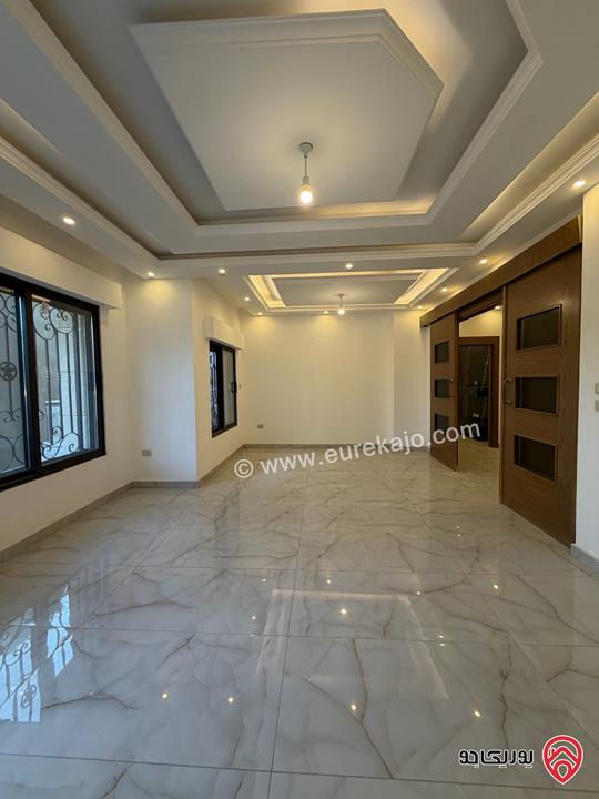 شقة طابق ارضي مساحة 236م مع ترس 40م سوبر ديلوكس للبيع في عمان - الجبيهة/ام زويتينة