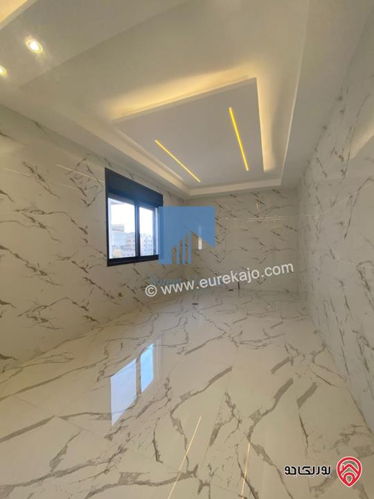 شقة فاخرة للبيع في عمان - خلدا قرب إشارة البنك العربي ومركز زها طابق ثالث 220م مع روف دوبلكس 100م لم تسكن