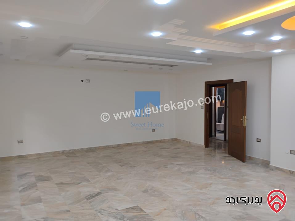 شقة أرضية مساحة 225م مع حديقة وترسات 100م تشطيب سوبر ديلوكس للبيع في عمان - خلدا