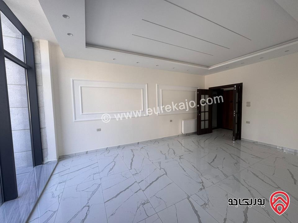 شقة للبيع في عمان - دابوق طابق ارضي مساحة البناء 172م ومساحة الترس 100 م