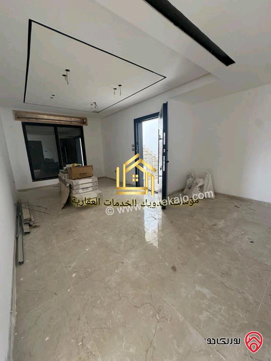 شقة مساحة 285م طابق ثالث مع روف جديد لم يسكن للايجار في عمان - الجبيهة