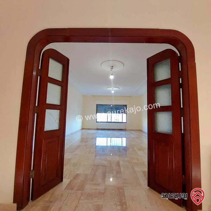 شقة طابق ثالث مع روف مساحة 200م للبيع في عمان - خلدا