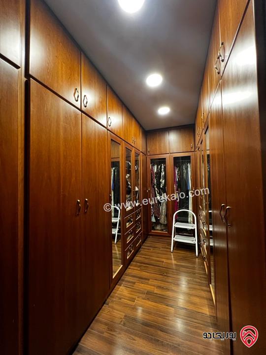 شقة ارضية مفروشة مساحة 250م داخلي وخارجي 90م للإيجار السنوي في عمان - دير غبار 