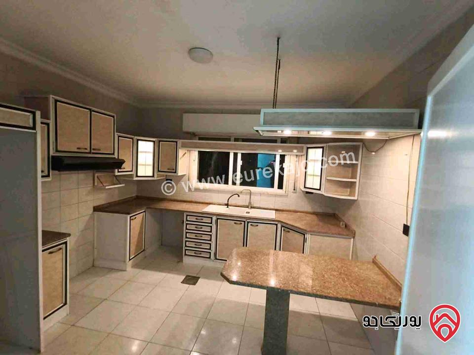 شقة مجددة فارغة مساحة 130م طابق ثاني للإيجار في عمان - الشميساني 