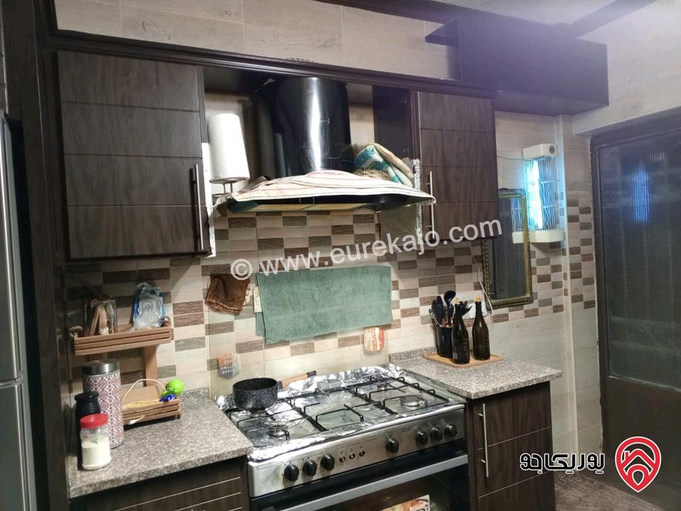 شقة طابقية شبه تسوية مساحة 143م مع ساحة 60م للبيع في الزرقاء - جبل طارق 