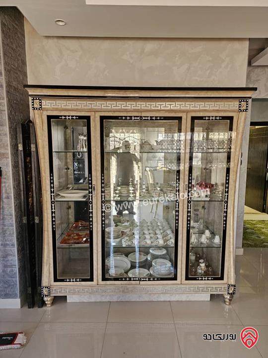 شقة مساحة 318م طابق ثالث للبيع في عمان - الرابية 