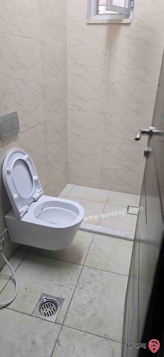 شقة ارضية مساحة قوشان 161م لكن في إضافات على البناء تقريبا 60م حديقة وتراسات 350م للبيع في عمان - الشميساني