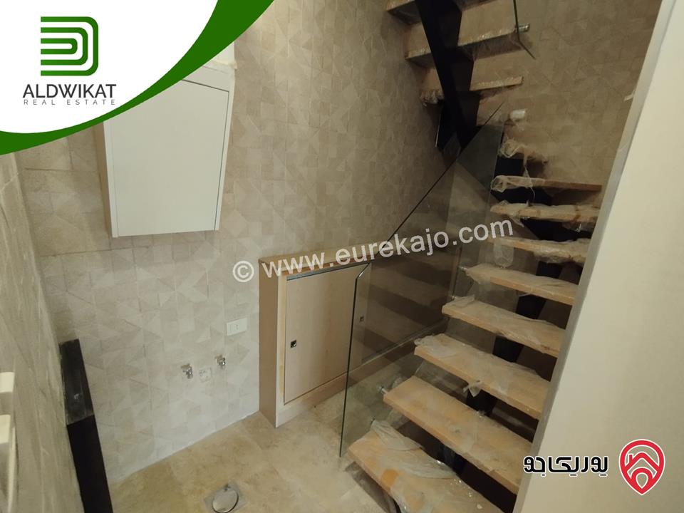 شقة للبيع في عمان - ام السماق/ قرب مكة مول طابق اخير مع رووف مساحة البناء 220م ومساحة الترس 140م