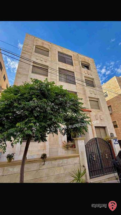 شقة مساحة 120م طابق ثالث للبيع بسعر مغري جداً في عمان - الجبيهة