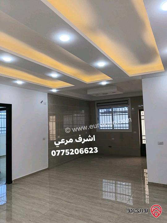 شقة طابق ارضي مساحة 135م مع ترس لم تسكن للبيع في الزرقاء 