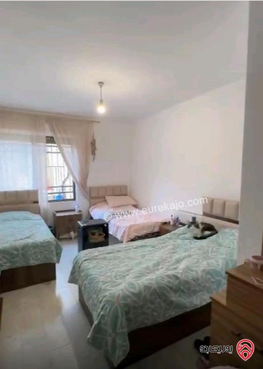 شقة شبه ارضية مساحة 135م داخلي و 90م خارجي للبيع في عمان - الجبيهة حي المنصور