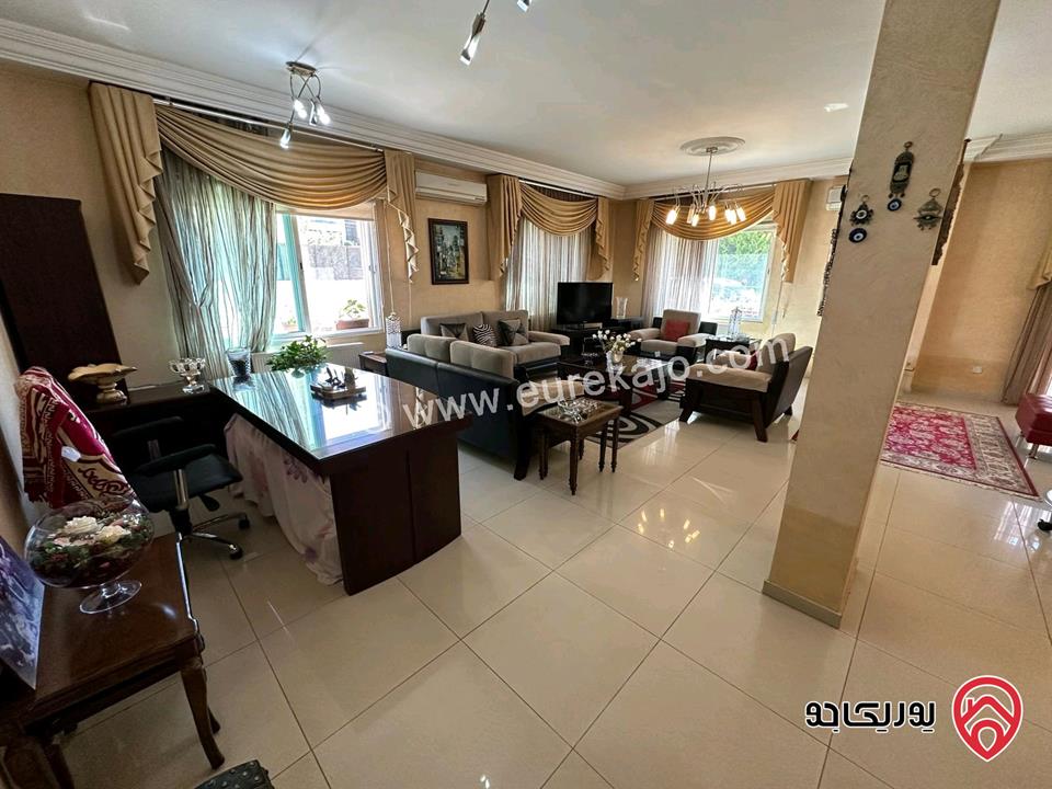 شقة فاخرة مميزة مفروشة فرش فاخر اجنبي طابق أرضي معلق مساحة 200م للبيع في عمان - عبدون