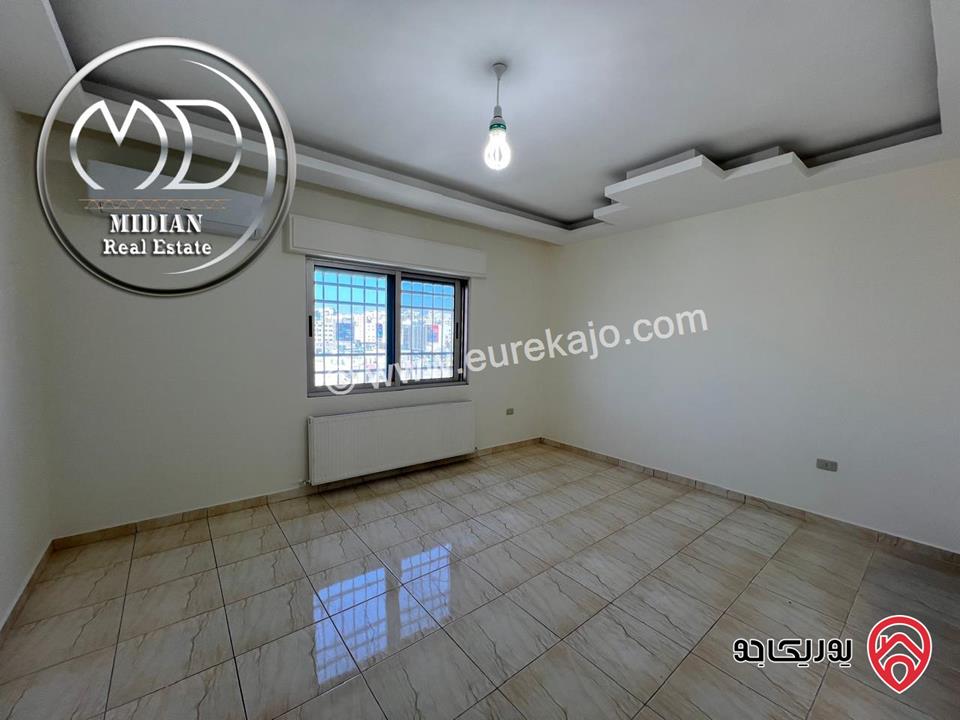 شقة مميزة للبيع طابق أخير مع روف في عمان - خلدا مساحة 340م مع تراسات تشطيبات و ديكورات فاخرة اطلالة رائعة بسعر مغري جداً