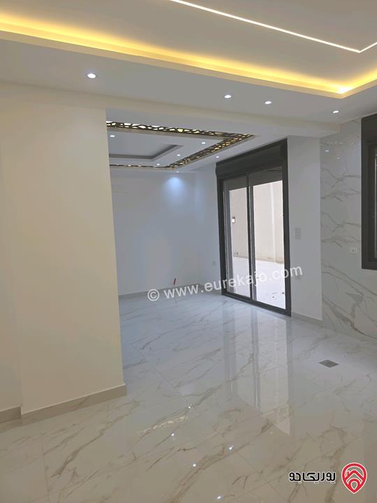 شقة شبه ارضي واسعة مساحة 185م داخلي وخارجي 220م ومشمسة تشطيبات ديلوكس للبيع في عمان - شفا بدران