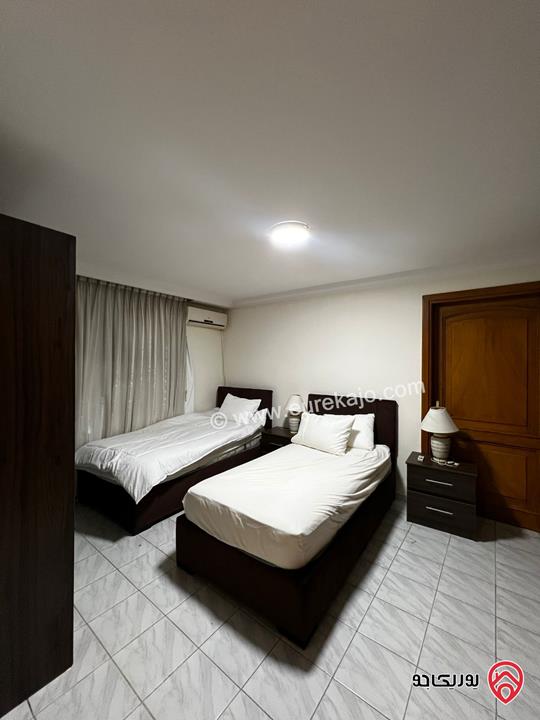 شقة مفروشة مع مسبح شبه ارضية مساحة 200م داخلي و 100م خارجي للايجار في عمان - عبدون