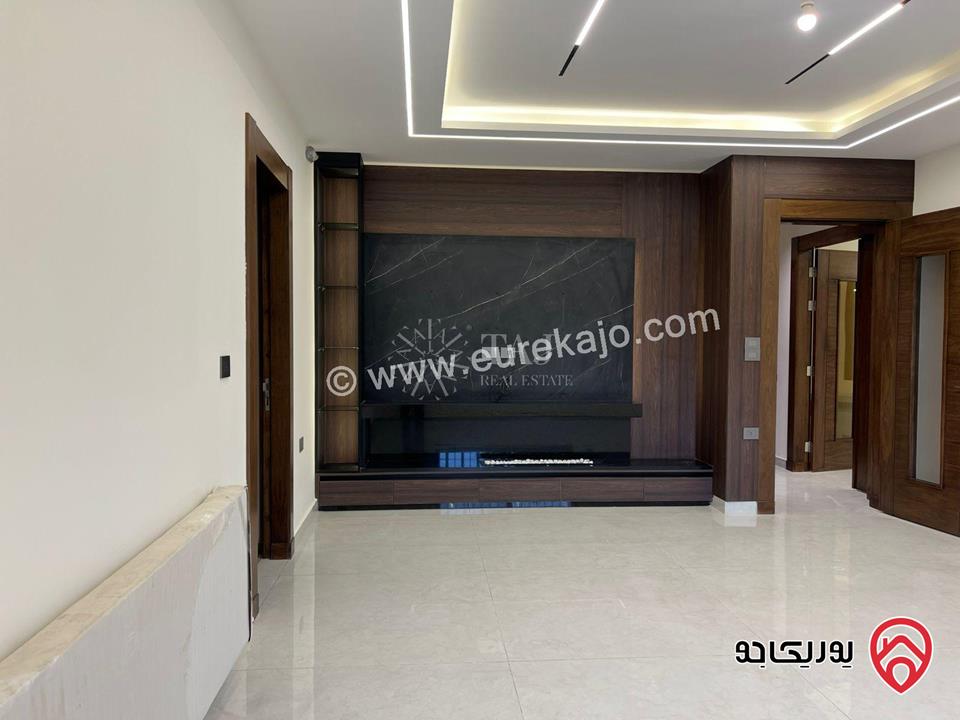 شقة مميزة وحديثة البناء مساحة 250م داخلي و 100م خارجي للبيع في عمان - الغباشية / طريق المطار