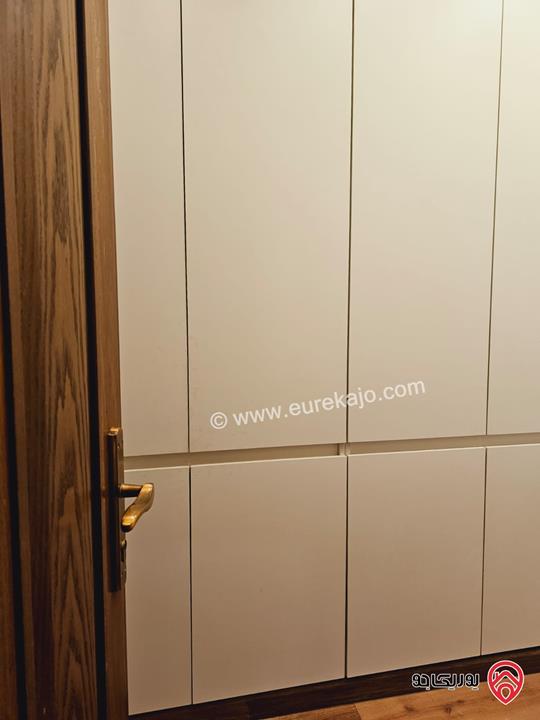 شقة سوبر ديلوكس مساحة 273م طابق أرضي مع مساحة خارجية 90م للبيع مفروشة في الجبيهة 