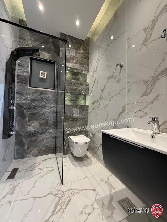 شقة سوبر ديلوكس طابق ثالث مع روف مساحة 229م داخلي و 120م خارجي للبيع في عمان - حي الصحابة  