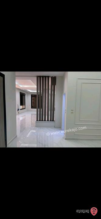 فلل متلاصقة عدد 2 مساحة كل فيلا 400م للبيع في اربد شرق صالة السفير 