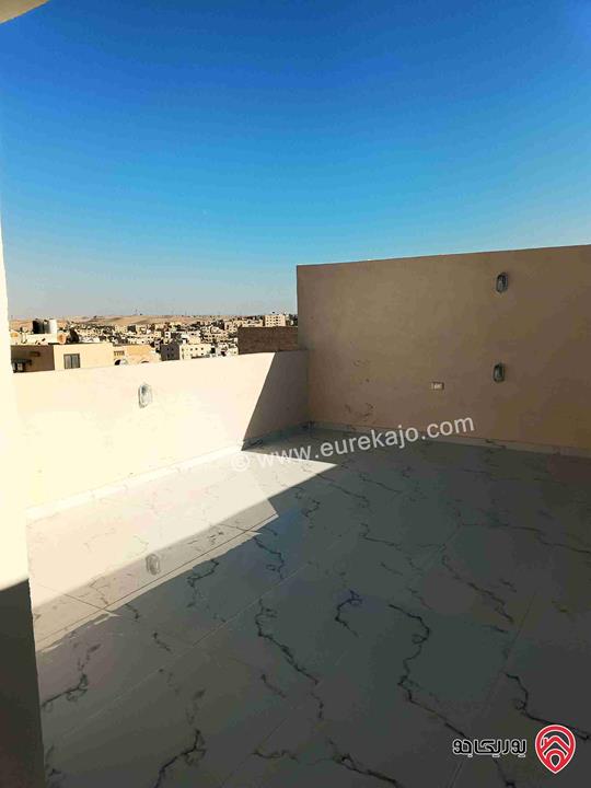 شقة دوبلكس طابق ثالث مع روف لم تسكن مساحة 200م للبيع في الزرقاء الجديدة