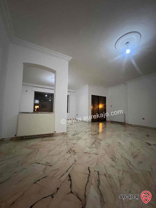 شقة طابق ثالث مساحة 300م للايجار في عمان - ام اذينة