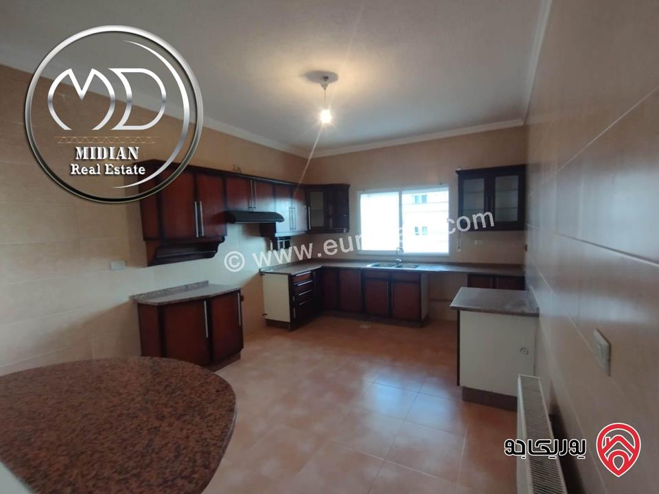 شقة للبيع في عمان - ام السماق طابق اول مساحة 215م 4 نوم تشطيبات سوبر ديلوكس اطلالة جميلة بسعر مميز جداً