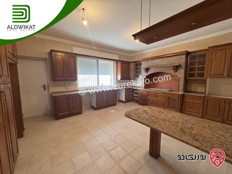 فيلا مستقلة للبيع في عمان - صويلح بالقرب من الحمر مساحة الأرض860م مساحة البناء 390م موقع اطلالة