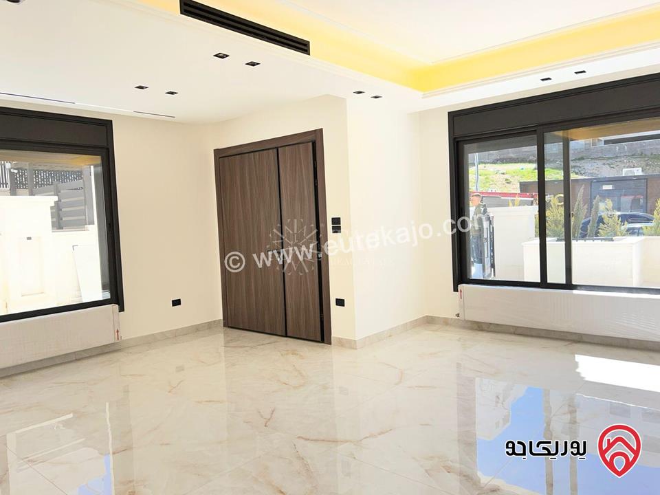 شقة فاخرة شبه أرضية مساحة 215م داخلي و 200م خارجي للبيع في عمان - رجم عميش على الشارع الرئيسي