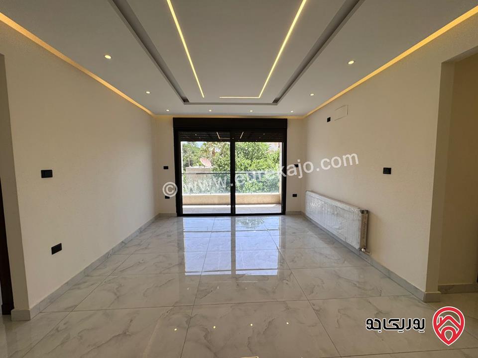 شقة للبيع في عمان - مرج الحمام / طريق المطار طابق ارضي مساحة البناء 230م ومساحة الترس 30