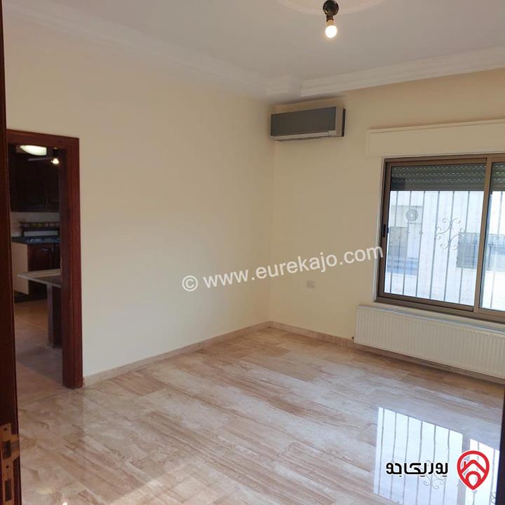 شقة طابق ثالث مع روف مساحة 200م للبيع في عمان - خلدا