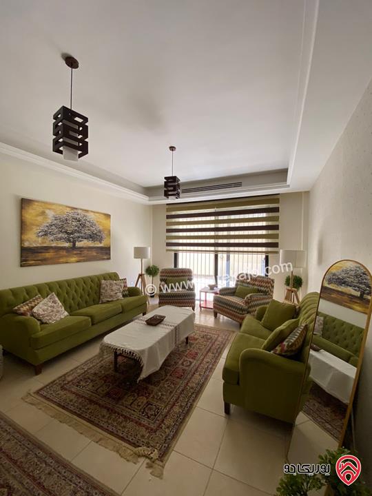 شقة طابق شبه ارضي مساحة 200م داخلي و 70م خارجي للبيع مفروشة في عمان - عبدون