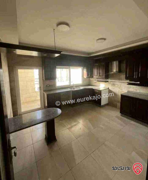 شقة مساحة 230م طابق ثالث للإيجار فارغة في عمان - خلدا