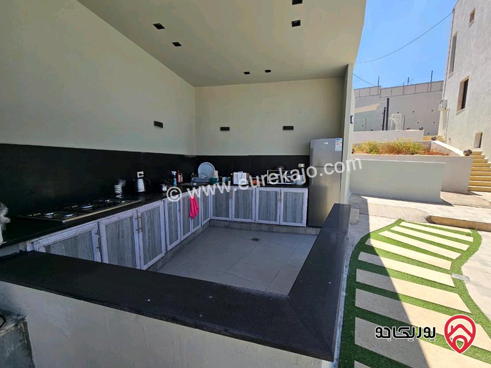 فيلا مساحة 700م على أرض 3 دونم و 512م للبيع في السلط