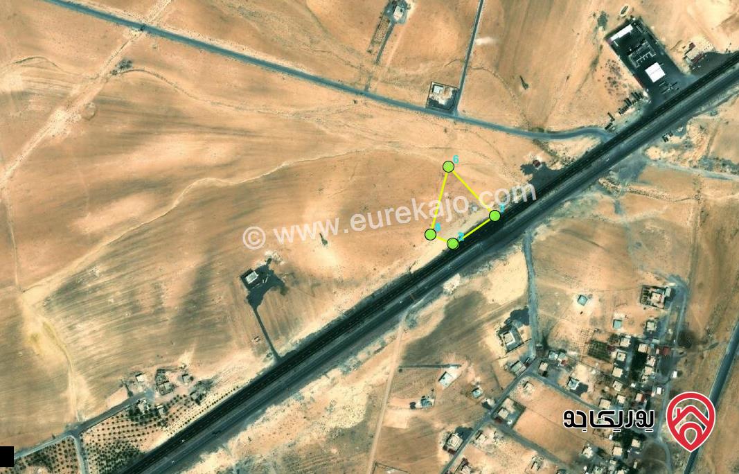 قطعة ارض من اراضي معان قرية محطة المريغة مساحتها 5594 متر تصلح لمشروع كازية واستراحة واي خدمات اخرى جميع الخدمات متوفرة واجهة 75متر على شارع