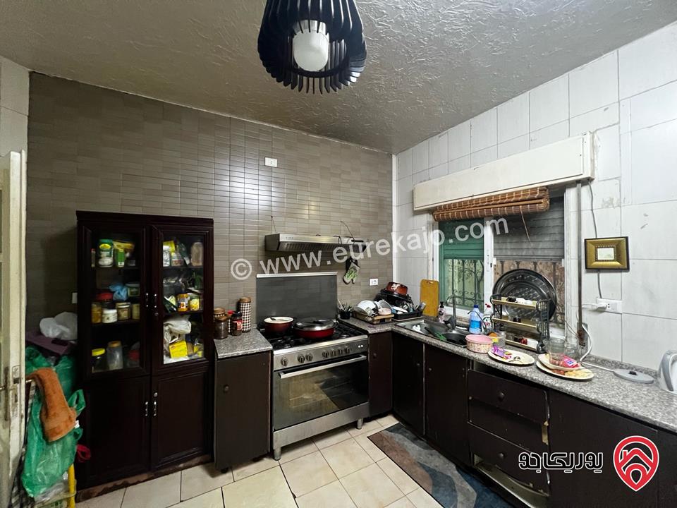 شقة شبه ارضية واسعة مساحة 194م داخلي و 150م خارجي للبيع في عمان - أم أذينة 