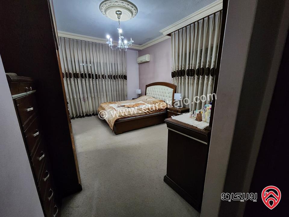 شقة طابقية  رووف كامل مساحة 300م للبيع في عمان - الشميساني