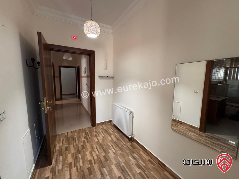 شقة طابق اول من فيلا مفروشة للايجار في عمان - دابوق مساحة البناء 240م والترس 16م