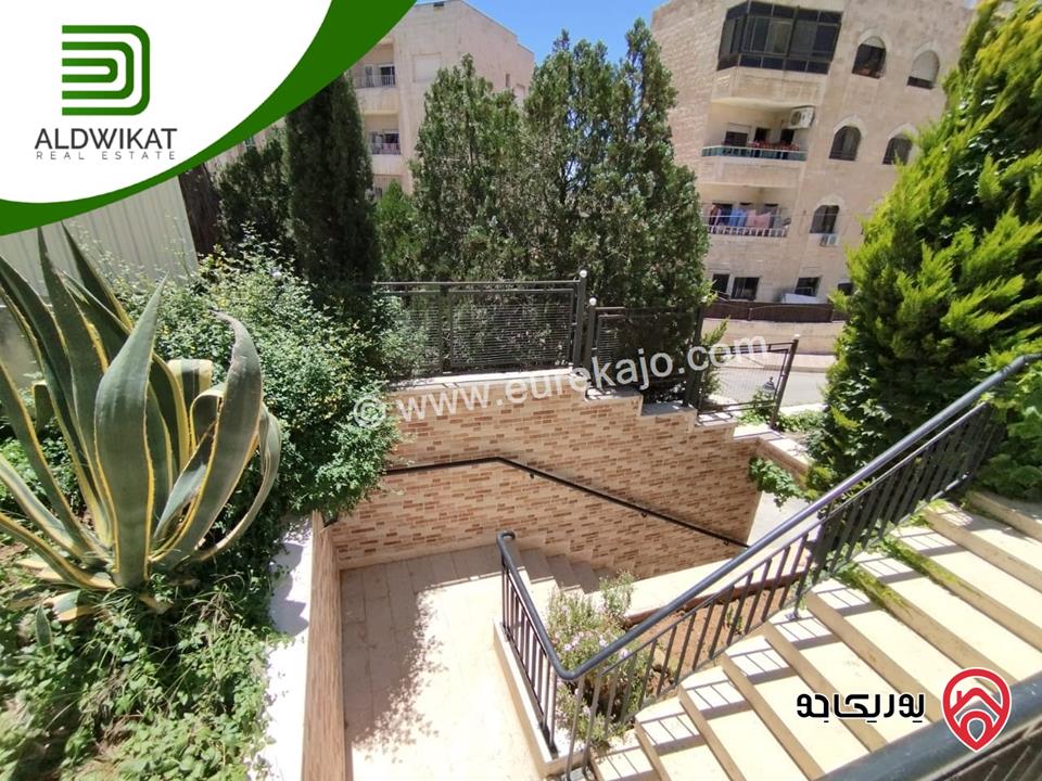 فيلا مساحة البناء 465م ومساحة الارض 840م للبيع في عمان - الجبيهة حي الجامعة