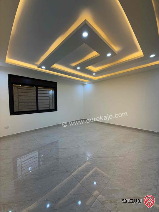 شقة شبه ارضية مساحة 184م مع ترس وحديقة 120م سوبر ديلوكس للبيع في عمان - المقابلين 