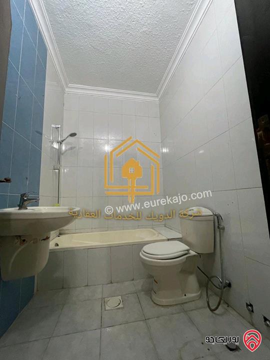 شقة فارغة أرضية مساحة 130م داخلي و 80م خارجي للايجار في عمان - الجبيهة 