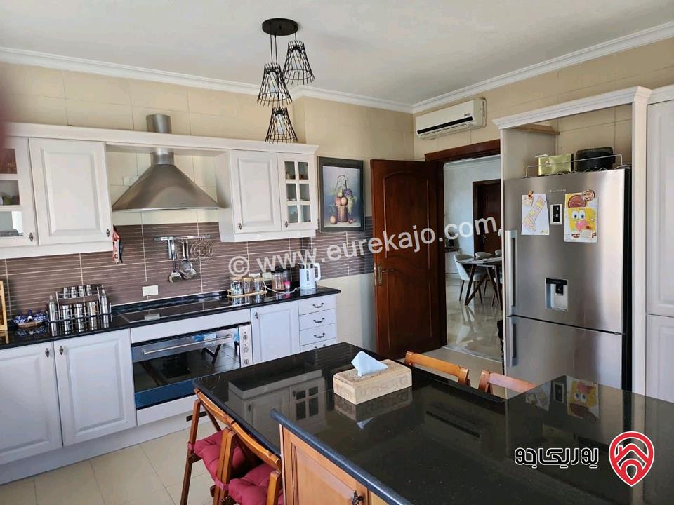 شقة طابقية مع روف المساحة الكلية 490م للبيع في عمان - خلدا مطلة على دابوق